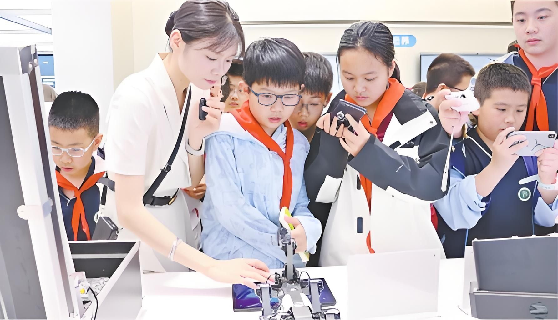 “行走的思政课”点亮小学生科创梦想
