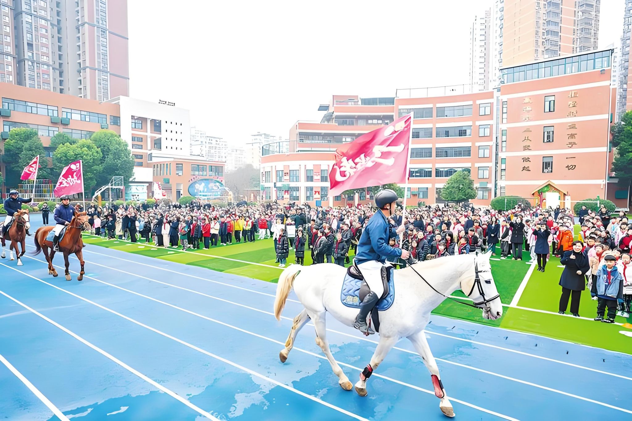 武汉中小学开启 “动如骏马”第一课