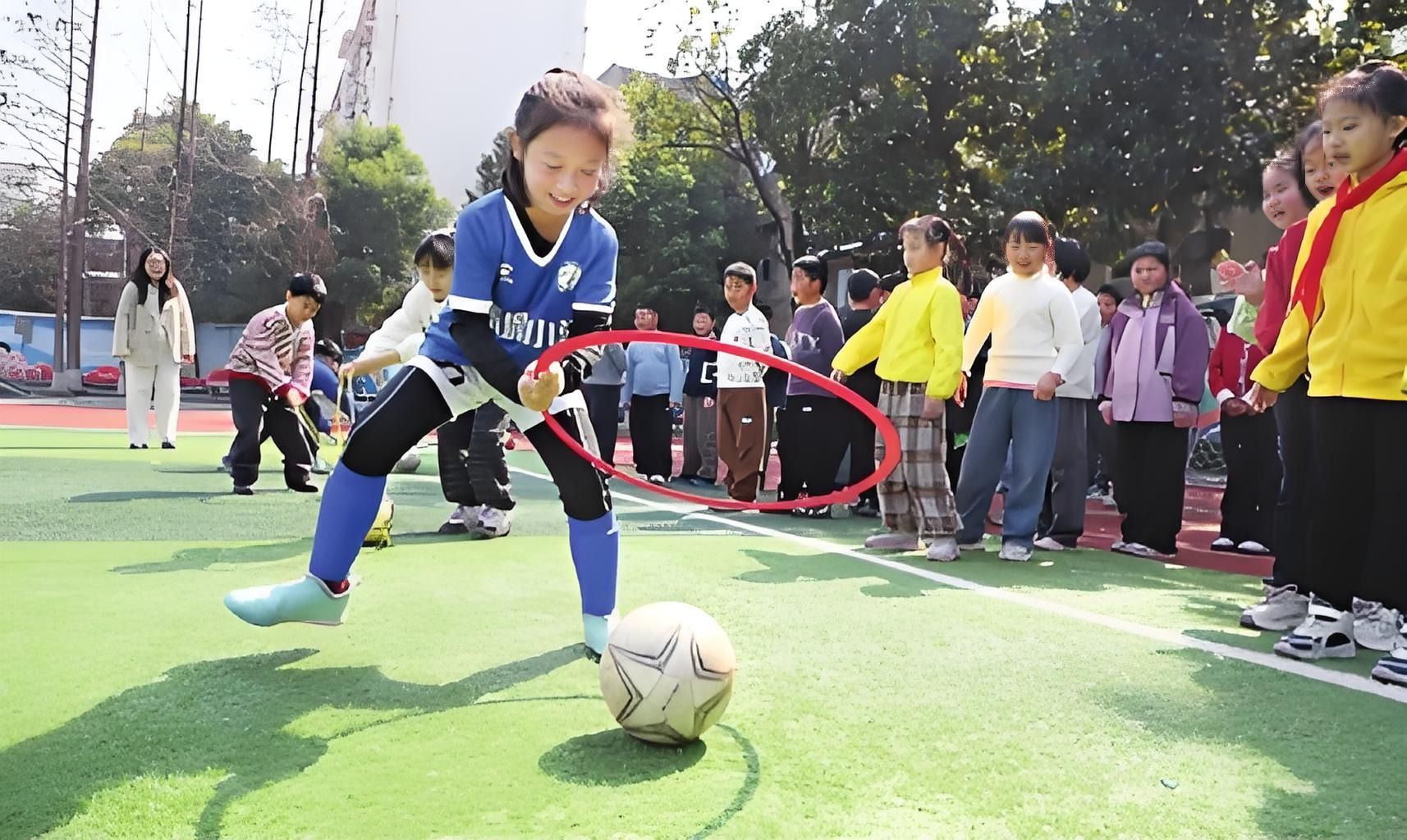 小学开学第一课“搬”进运动场