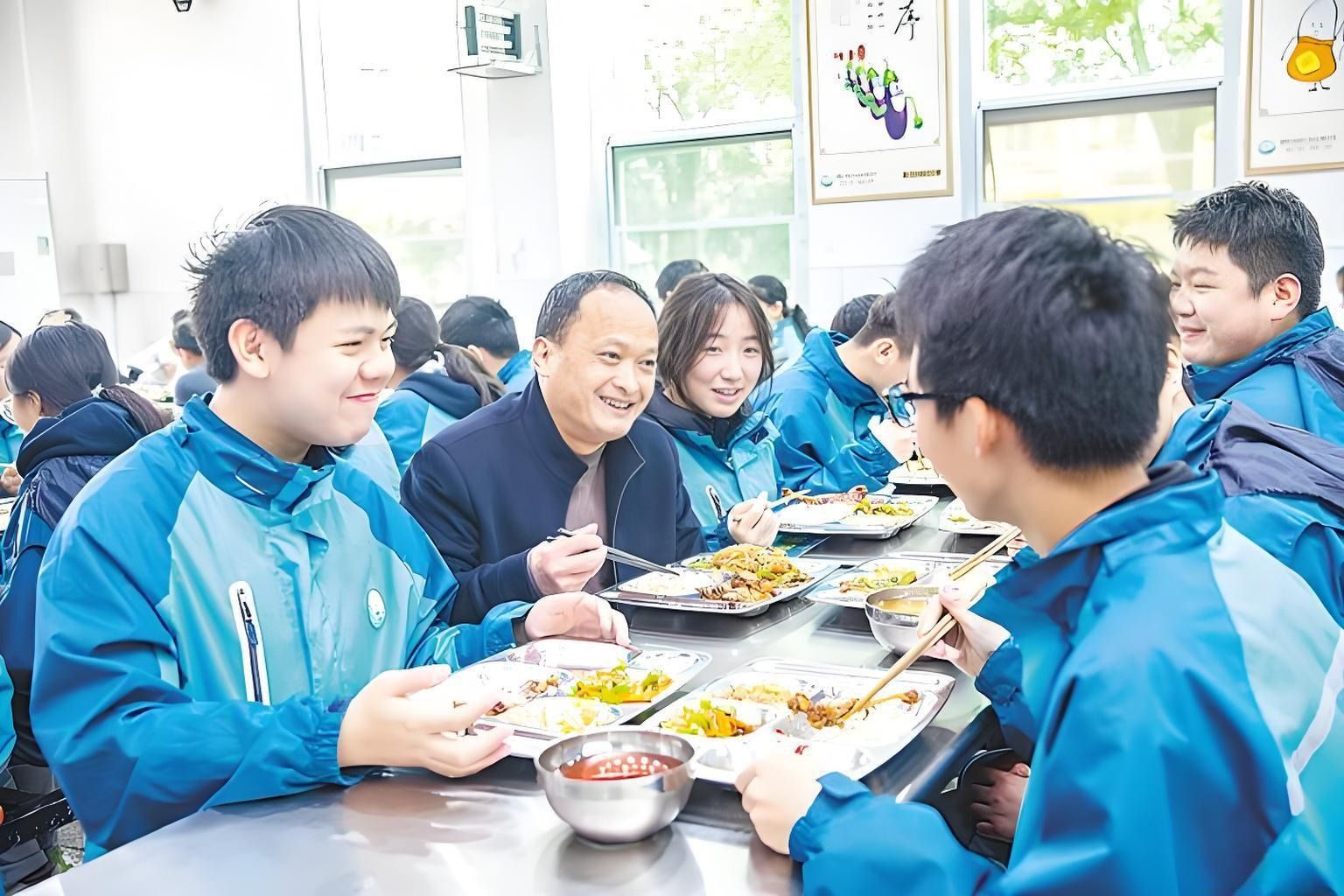 黄石两千“妈妈员工” 帮厨学校食堂